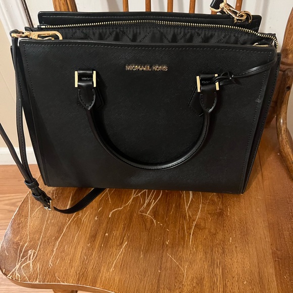 Micheal Kors black purse! - Picture 3 of 5